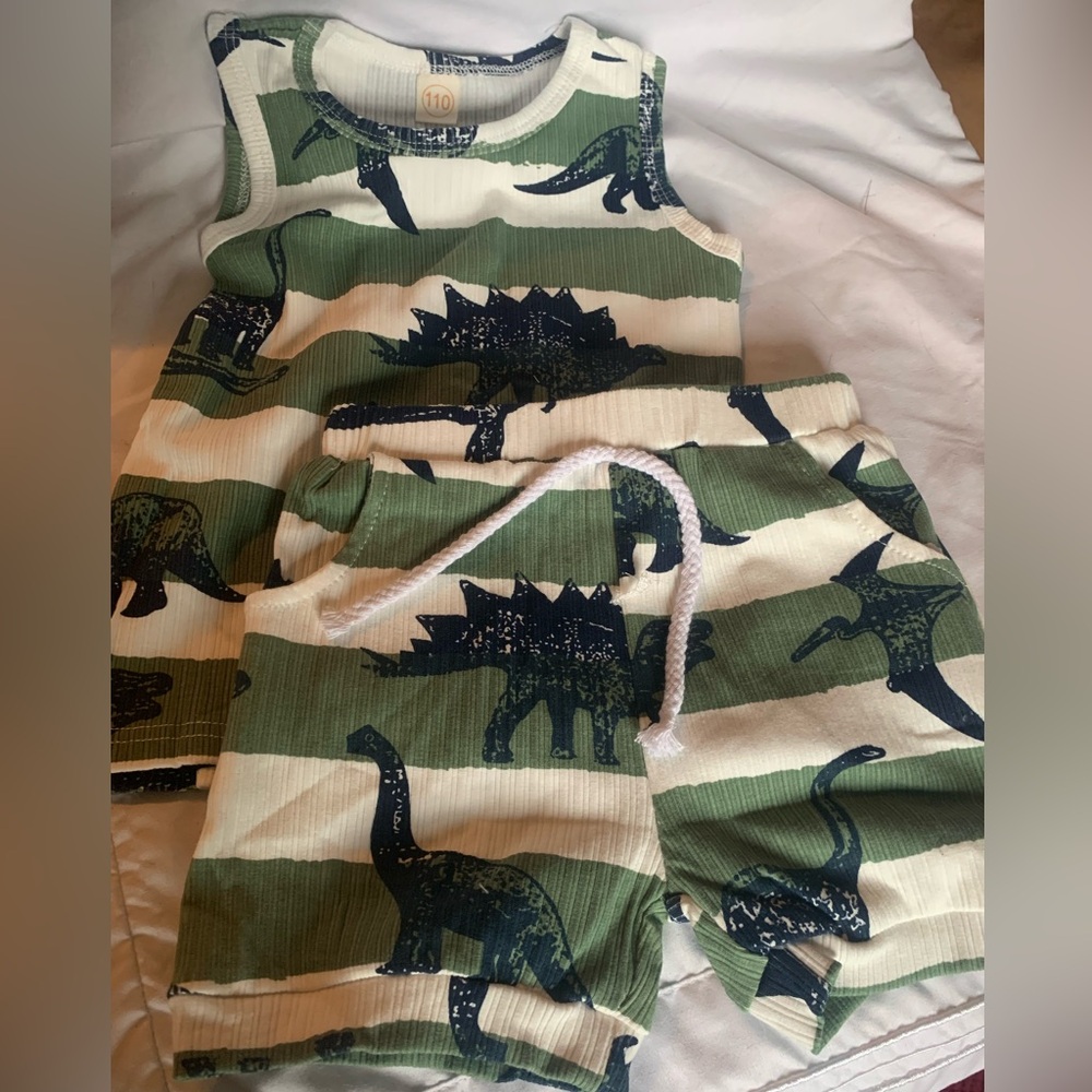 NWOT 4t Dinosaur Print Green and White Toddler Outfit
